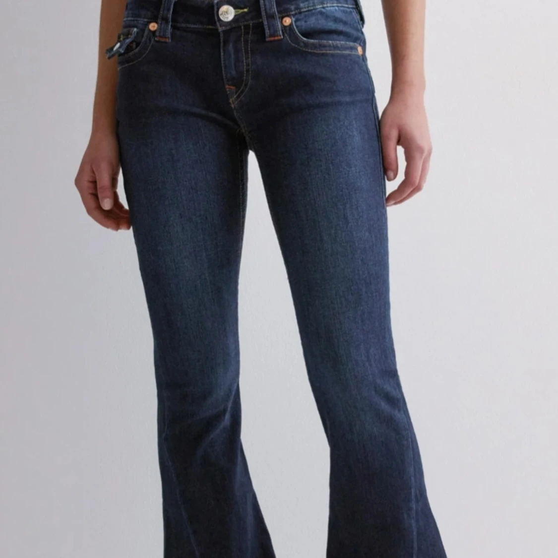 Mörkblå bootcut jeans från True Religion - 1