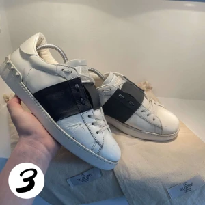 Valentino Open - Tjena! Säljer nu dessa feta valentino opens i storlek 43,5👌 Skick: 8/10✅👌 Inga stora defekter👍Nypris: 6000kr‼️❌ Vårt pris: 1999kr👌✅ Skriv vid frågor och funderingar🙌 /3Wardrobe📌