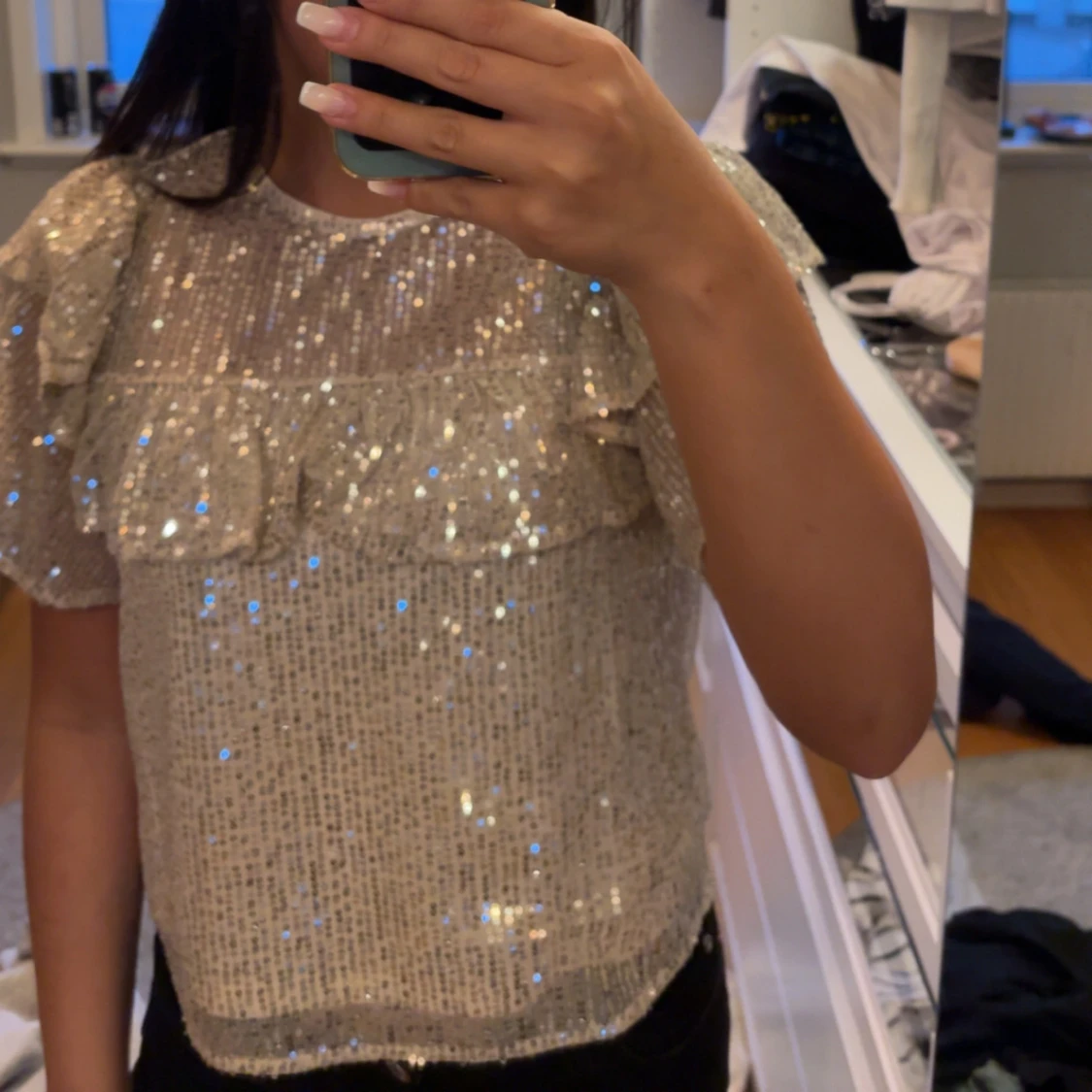 Glittrig topp med volang från Lindex  - 1