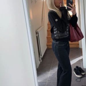 Moncler Cardigan - Moncler cardigan i jättebra skick, storlek 2 vilket är M men sitter mer som S. Är 163 på bilden och brukar använda S. Skriv vid funderingar💫Äktighetsbevis finns 