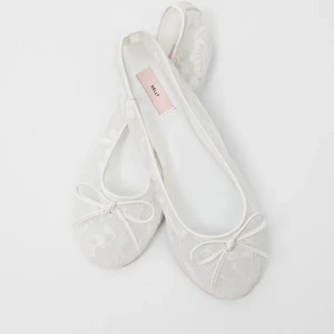 Vita ballerinaskor med spets - Säljer ett par vita ballerinaskor från nelly med spetsdetaljer. De är helt nya och bara testade, säljer pga att de var för stora. Storlek 38 men skulle säga att de passar 39💕