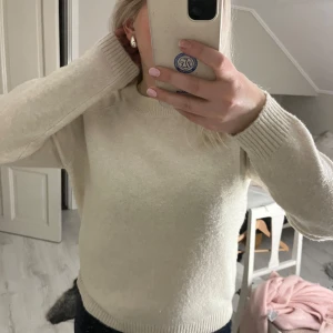 Beige stickad tröja - Mysig beige stickad från Vero Moda, helt ny, med rund halsringning och långa ärmar. Tröjan har ribbade muddar vid ärmslut och nederkant, perfekt för kyligare dagar. Enkel och stilren design som passar till det mesta.