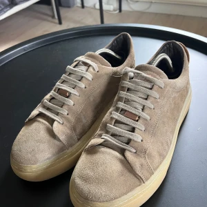  Massimo Dutti mockasneakers - Sparsamt använda men har en defekt på baksidan, ena lappen är av. Antingen tar man bort den andra eller så låter man det vara som det är nu, inget man tänker på vid användning.
