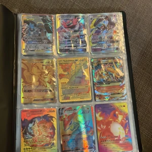 Pokémonkort samling i pärm - Säljer min Pokémon pärm och även  tre st stora kort. Pris kan diskuteras.