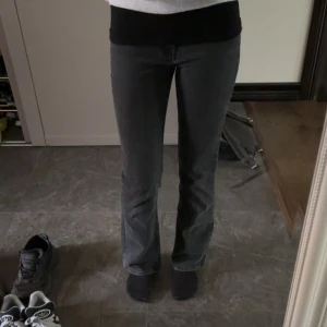 Svarta bootcut jeans - Säljer ett par svarta bootcut jeans med klassisk femficksdesign och normal passform. Jeansen har medel midja, Perfekta till vardags med en stickad tröja eller hoodie.💕