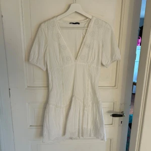 Vit kortklänning med v-ringning - Jätte fin klänning som passar jätte bra till student eller bara sommar🩷klänningen är figur syd och sitter åt i midjan med det finns en liten dragkedja på sidan så den är enkel att ta på🩷