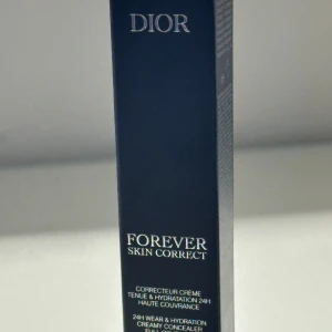 Dior concealer  - Dior Forever Skin Correct är en krämig concealer i nyansen 2N Neutral. Ger full täckning och återfuktar i upp till 24 timmar. Kommer i en elegant glasflaska med svart lock och tillhörande originalförpackning. Använd 1-2 gånger, aldrig med applikator dirket på ansiktet. Säljer pga fel färg:/ Nypris 450kr. 