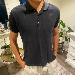 Oscar Jacobson pike - En piké från Oscar Jacobson i fint skick🤩perfekt nu inför sommar och varmare väder😊. Stl Medium.     Nypris 1300kr vårt pris 179kr