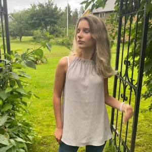 Topp med rynkad hals  - Stilren topp med rynkad halsringning 🩶 så så fin och elegant, passar med alla nederdelar 😍passar xs/s