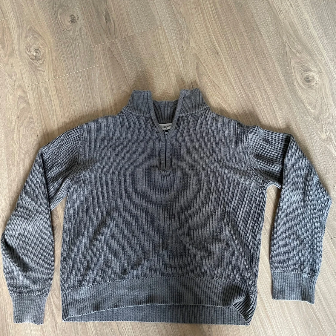 GRUNT, Grå stickad half zip, knappt använd  - 1