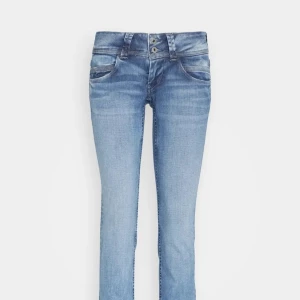 Lågmidjade jeans - Säljer nu mina skit snygga pepe jeans med en perfekt låg midja efter som dom tyvärr blivit för små. Ny pris ligger på 900kr och dom är sparsamt andvända! Dom är i en lagom bootcut inte för mycket inte för lite.💗bara att skriva för egna bilder! Hör gärna av er för diskussion😝