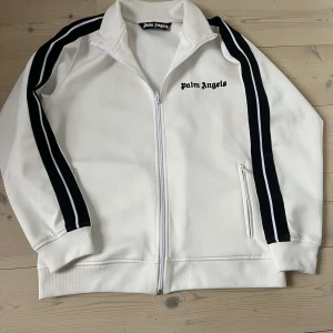 Palm angels tröja  - Palm angels 👕 [Storlek:S] [skick:9/10 inga defekter] [nypris:5499kr mitt pris:1299kr][garanterad äkhet ✅]Pris kan diskuteras Mvh Gabbe ✌️