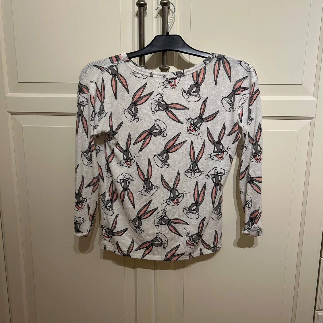 Grå långärmad tröja med Bugs Bunny från H&M - 2