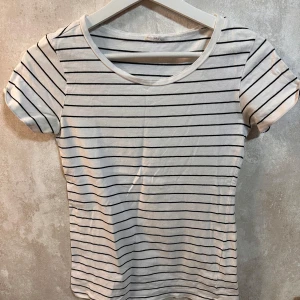 T-shirt  - Randig T-shirt 🤍