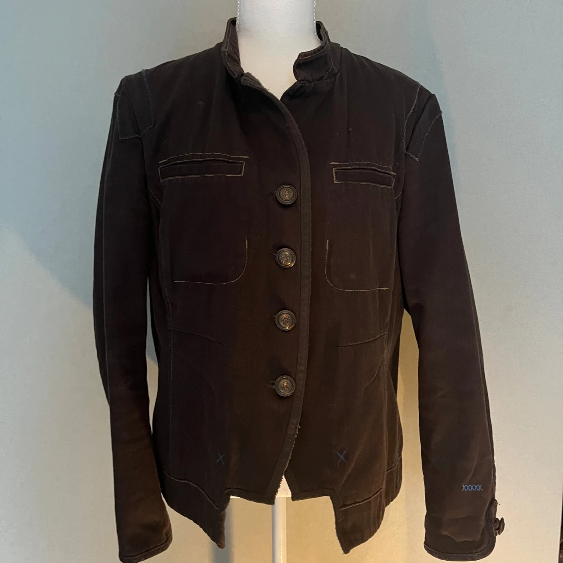 Mörkbrun kavaj med knappar