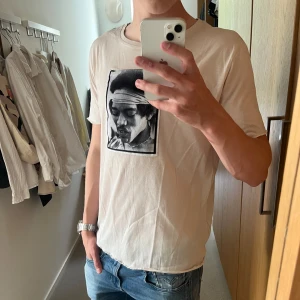 Limitato t-shirt  - Tjenare, säljer en beige Limitato t-shirt. Skicket är fint, skulle säga 7,5/10. Storleken är M, killen på bilden är 180 cm. Släng iväg ett dm för frågor! 🍾💯