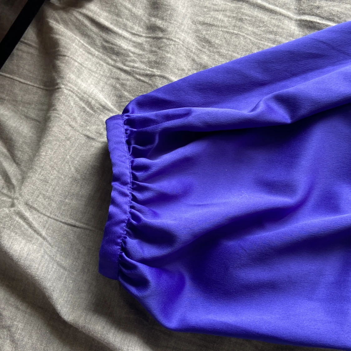 Blå blus med puffärmar - 1