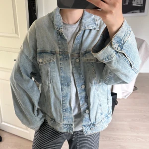 Jeans jacka - Jeans jacka i ljustvätt från H&M 💕 Storlek S men sitter oversized och bra på mig som har S 😊 I fint skick, Använd gärna köp nu!
