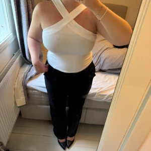 🤍🤍Vit ribbad topp - Säljer en vit ribbad topp med korsade axelband. Snygg nu till sommaren med byxor, kjol eller shorts❤️‍🔥❤️‍🔥