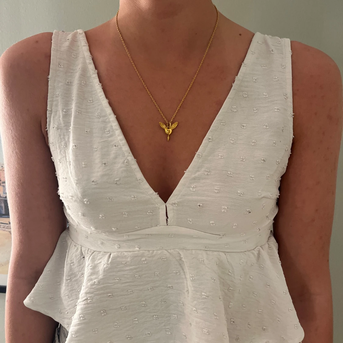 Vit ärmlös blus med volang