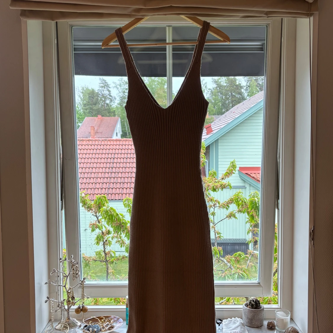 Beige ribbad långklänning med v-ringning - 1