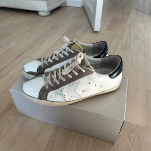 Golden Goose ”Super-star” - Säljer mina fina Golden Goose ”Super-star”, då de inte längre kommer till användning. Skorna är i fint skick och har inga större flaws. Skorna är köpta på Golden Goose hemsida, och jag har kvitto.