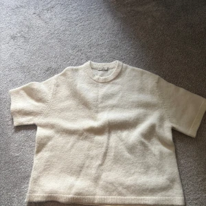 Vit stickad T-shirt - Så fin, använd 2-3 gånger så den är som ny🙌🏻🥰 säljer pga att den är lite stor för mig.