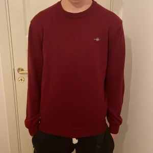 Stickad gant tröja  - Fet stickad tröja från gant i storlek M som bara använts två gånger,modellen på bilden är 186 och vägen 65 kg. Priset är ej hugget i sten och kan diskuteras. Hör gärna av dig vid funderingar 🙌