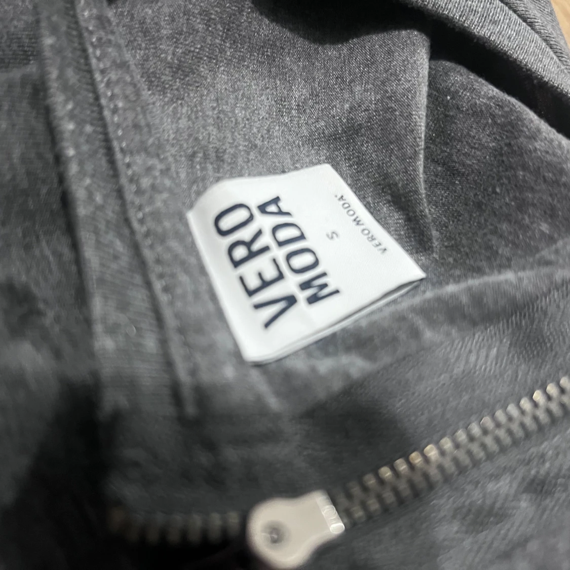 Mörkgrå klänning från Vero Moda - 2