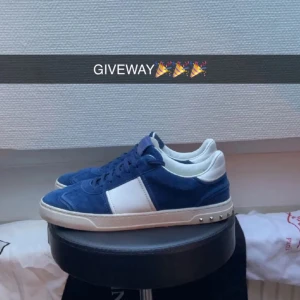 Blå och vita sneakers från Valentino - Nu har du chansen att vinna dessa feta Valentinos. Det ända ni behöver göra är att följa och lika inlägget. Vinnaren dras ut 31 maj!
