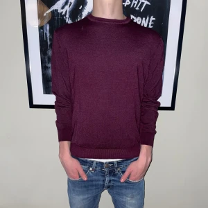 Vinröd tröja från Stenströms - Säljer en stilren vinröd tröja från Stenströms. Ny pris på den här tröjan ligger på cirka 1600 kr här kan du köpa den för 499. Inga fläckar/defekter skick 9/10 strl M men passar även S skriv vid fler frågor eller funderingar 