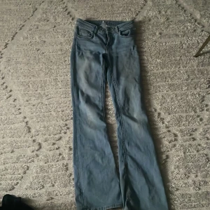 Ljusblå bootcut jeans från Tally Weijl - Säljer ett par ljusblå jeans från Tally Weijl i storlek XS. Byxorna har bootcut-modell med normal passform och klassisk femficksdesign. Perfekta för dig som gillar en retroinspirerad look med utsvängda ben.