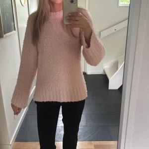Ljusrosa fluffig stickad tröja - Supermjuk och fluffig ljusrosa stickad tröja med lång ärm och rak passform. Perfekt för dig som gillar en cozy vibe och vill ha något riktigt gosigt till kyliga dagar. Enkel design utan detaljer, men ändå riktigt söt och trendig. Den är i väldigt bra skick då den är använd bara någon fåtal gång💗💗 den är storlek xs men skulle mer säga att den är s