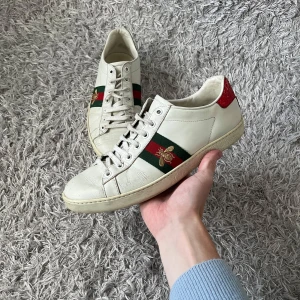 Gucci Ace sneakers - Säljer ett par sköna Gucci dojor! | Skorna är i vall använt skick och tecken på använding förekommer som kan ses på bilderna! Storlek 39,5 kan passa uppemot 40! | Ställ gärna frågor innan du köper!