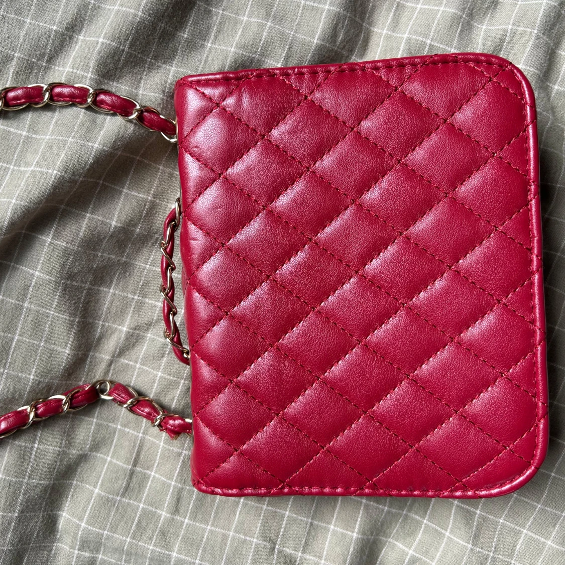 Röd quiltad axelväska med kedja - 1