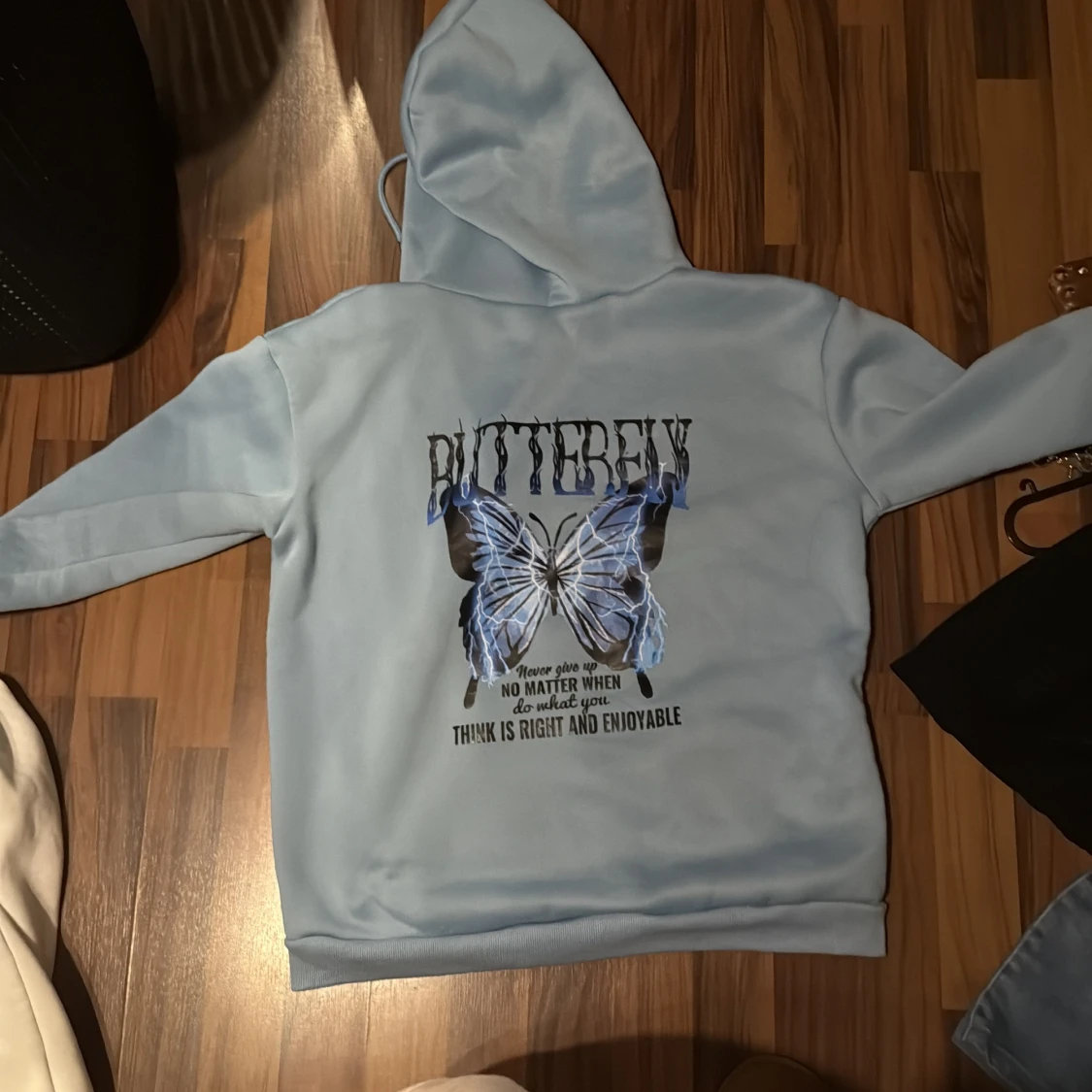 Ljusblå hoodie med fjärilstryck - 1