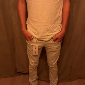Dondup Jeans George - Dondup Jeans George "vita" som är otroligt populära just nu.{Färgen på dom är lite grå/vita och tag fås inte med} Skick=8,5/10 Ny pris=3700 kr och mitt pris är 749 kr👖/Allt gott