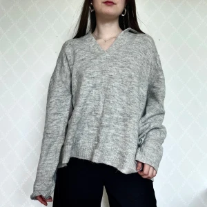 Grå stickad tröja - Mysig grå stickad tröja med v-ringning och bred krage från Lager 157🥰Jätteskön!