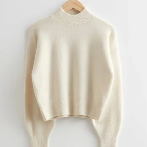 Vit stickad tröja - Supermjuk vit stickad tröja från & other stories💞