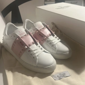 Valentino Garavani Rockstud Untitled - – storlek [38] 🤍 Äkta Valentino, klassisk modell i vitt med rosa detaljer och nitar 🧾 Köpta nyligen, kvitto digitalt + dustbag + originalkartong finns ✨ Använda endast några få gånger, i toppskick (nästan som nya) 💸 Nypris ca 6299 kr 🌸 Säljes då de tyvärr är för små för mig 💌 Skriv vid frågor eller om du vill ha fler bilder!