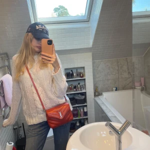 Vit  stickad kabeltröja🤍🍁 - Supermysig och fin vit litte fluffig stickad tröja med kabelstickade detaljer från SANITBY 🤍🍁Tröjan passar xs samt s och perfekt nu till hösten . Säljer då inte kommer till användning länger 🤍