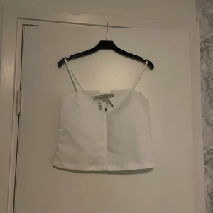 Topp med rosett - Jättefin topp, helt oanvänd. Rosetten går även att ta av och på🫶🏼