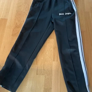 Palm angels byxor - Säljer nu min svart/vita Palm angels byxor. Det är storlek M. Knappast använd. Osäker på om dom är äkta eftersom att dom är köpta på plick. 