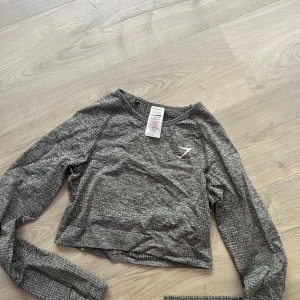 Grå croppad långärmad topp Gymshark - Grå croppad långärmad topp från Gymshark. 