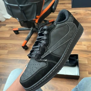 Travis Scott phantom 44.5 - Travis Scott phantom storlek 44.5 använd 1 gång med box och snören