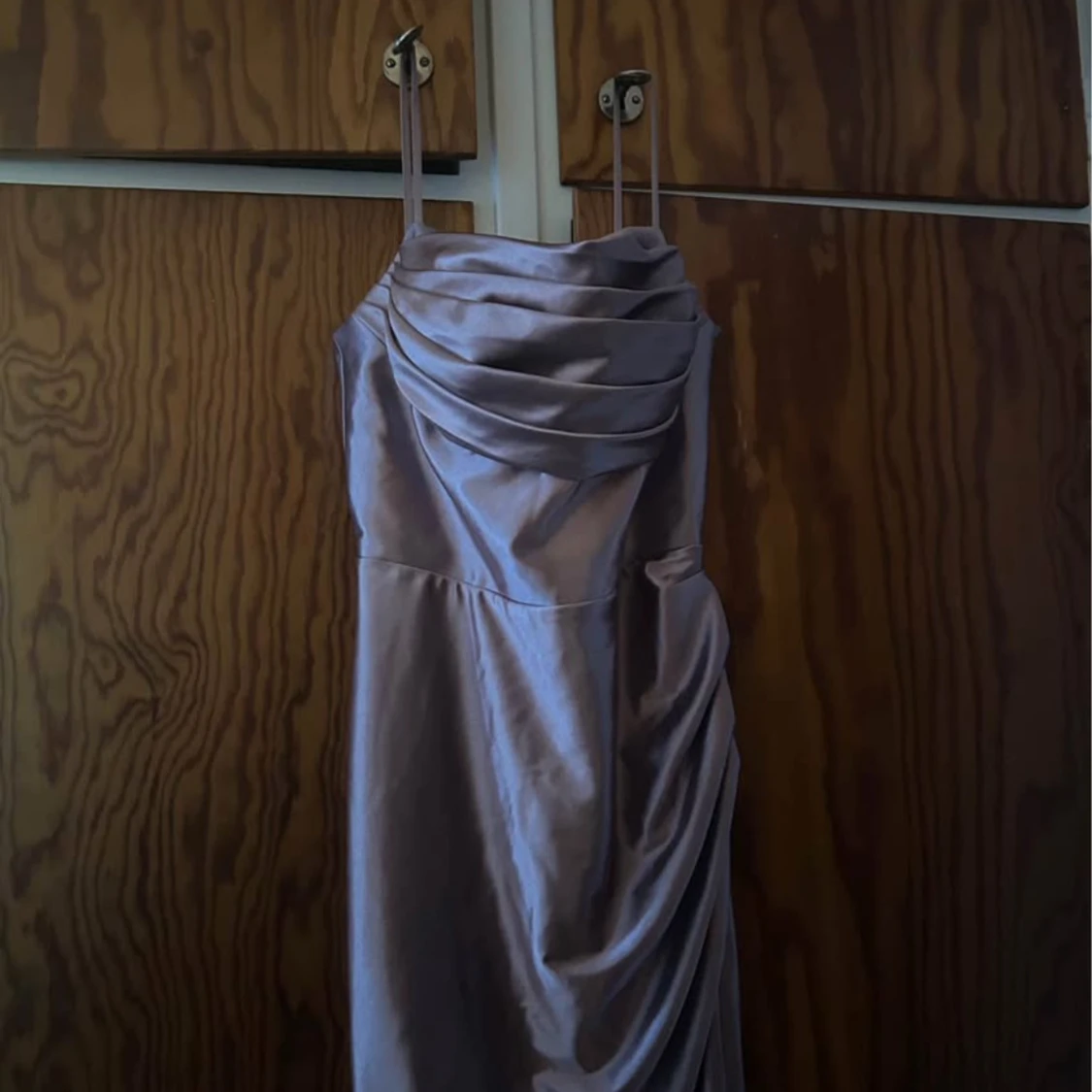 Ljuslila långklänning med drapering - 1