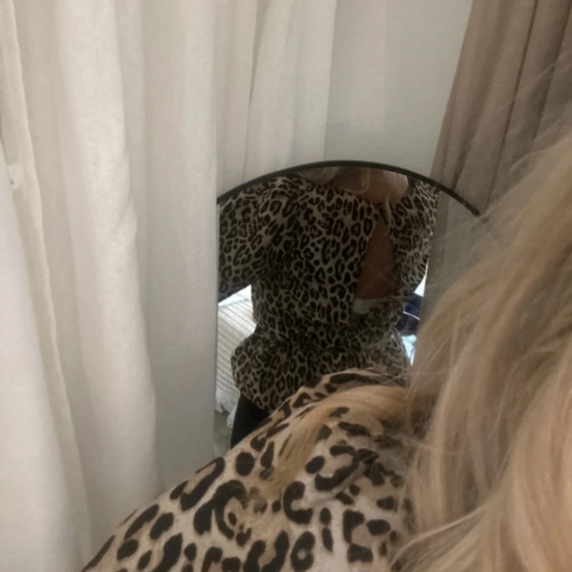 Leopardmönstrad blus med puffärm - 1