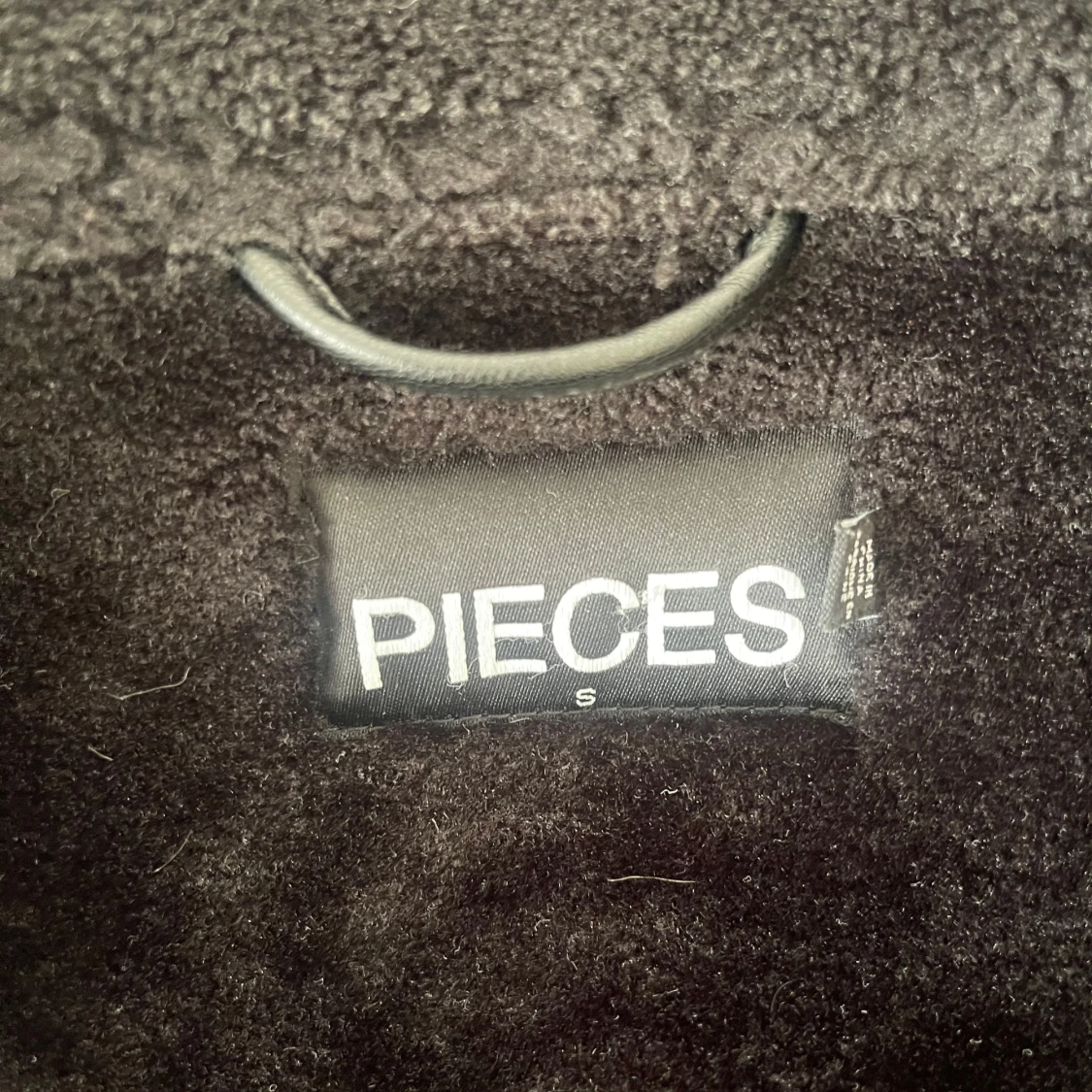 Svart teddyjacka från Pieces - 3