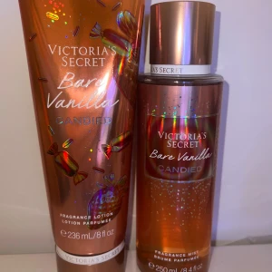 Victoria's Secret Bare Vanilla Candied (Set) - (LIMITED EDITION) Set med Bare Vanilla Candied body mist (250 ml) och lotion (236 ml) från Victoria's Secret. Doften har inslag av vanilj, jordgubbssmulor och marshmallow. Flaskan och tuben är kopparfärgade med holografiska detaljer och godismotiv. Perfekt för dig som älskar söta, nostalgiska dofter. 🤎