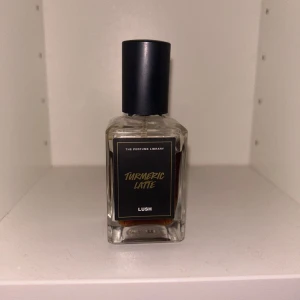 Lush Turmeric Latte parfym - Limited edition. Finns ej att köpa längre. 30 ml men Använd se bild. Luktar magiskt! Vill inte gå ner mer i pris då denna har samlarvärde.